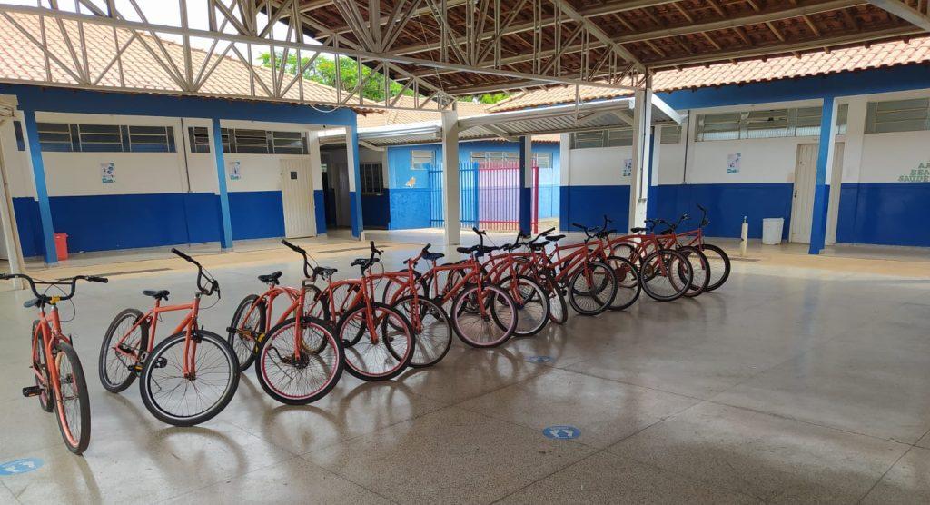 Alunos do Parque São Carlos recebem 17 bicicletas reformadas