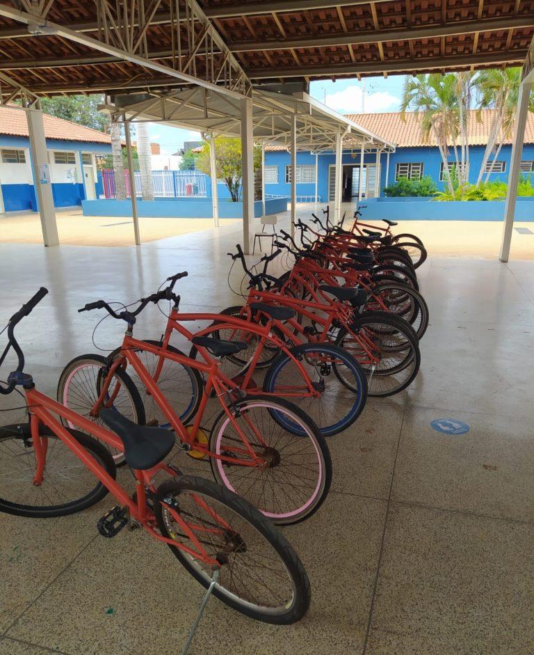 Alunos do Parque São Carlos recebem 17 bicicletas reformadas