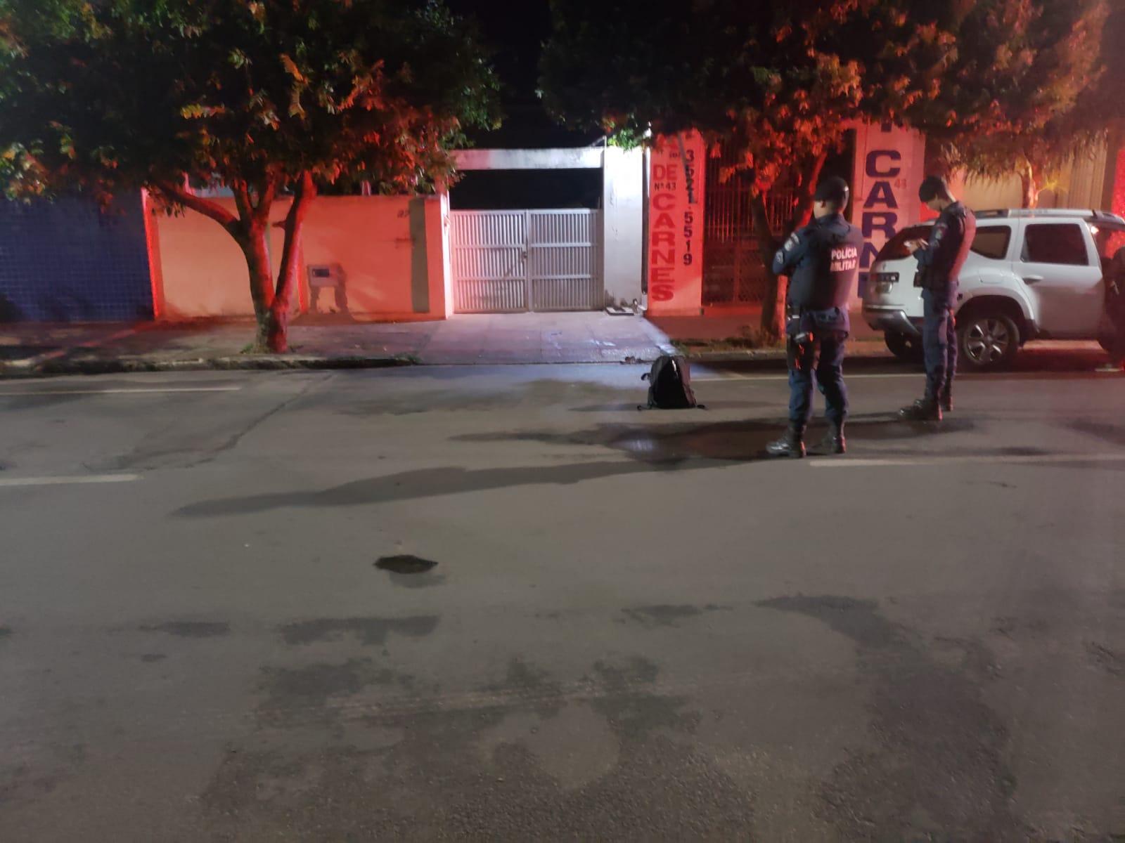 Após investir contra policiais, dupla é alvejada por PM no Centro de Três Lagoas (MS)