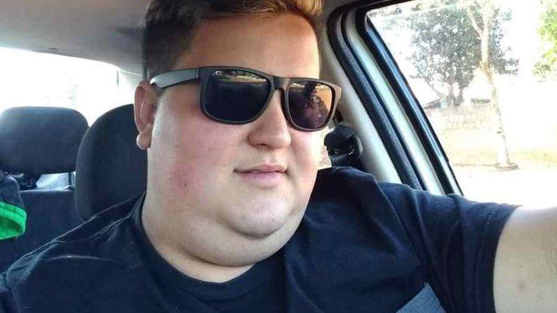Motociclista de 26 anos morre ao colidir contra carro em cruzamento sem sinalização