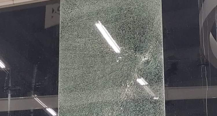 Polícia investiga se disparo de arma de fogo teria estilhaçado vidro de loja na Ranulpho Marques Leal Polícia investiga se disparo de arma de fogo teria estilhaçado vidro de loja na Ranulpho Marques Leal