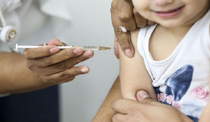 Secretários de saúde aprovam decisão do governo de não exigir pedido médico para vacinação de crianças