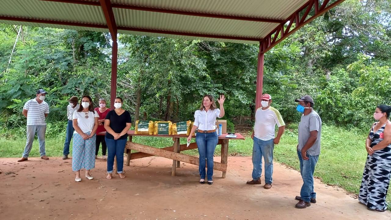 Parceria da SMAS com SENAR e CNA doa 87 cestas básicas para moradores do Distrito de Arapuá e Assentamento 20 de Março