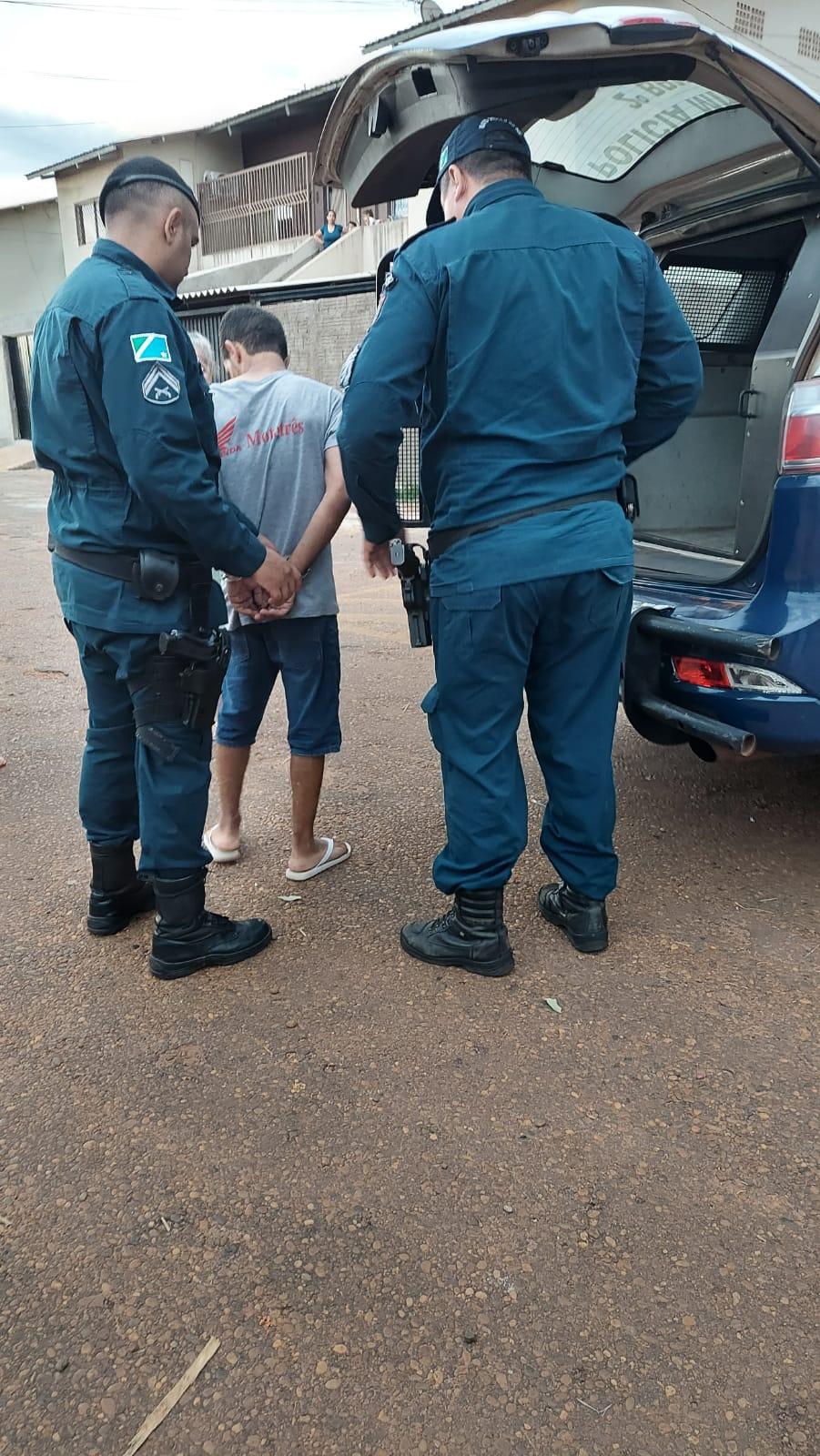 Ao desacatar ordem de abordagem, homem com mandato de prisão entra em luta corporal com PM