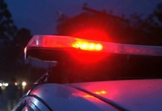 Deram no pé: motociclista e garupa correm da PM após empinarem moto no Novo Oeste Deram no pé: motociclista e garupa correm da PM após empinarem moto no Novo Oeste