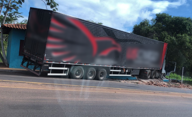 Desgovernada, carreta desce ladeira e colide em prédio anexo ao Posto Fiscal do Jupiá