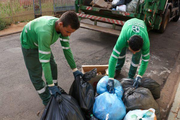 FAÇA A SUA PARTE – Descarte correto de materiais cortantes evita acidentes de coletores de lixo