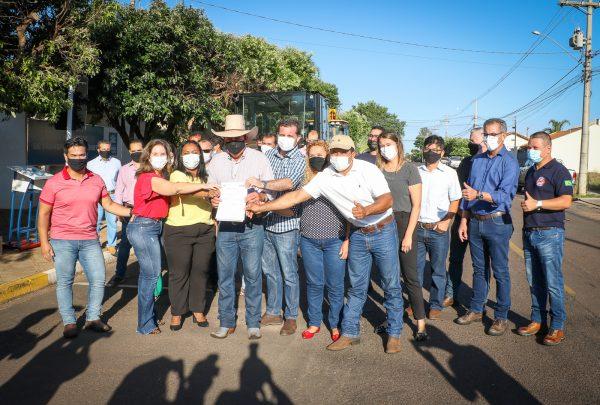 Guerreiro assina ordem de serviço para segunda etapa de recapeamento no bairro Colinos