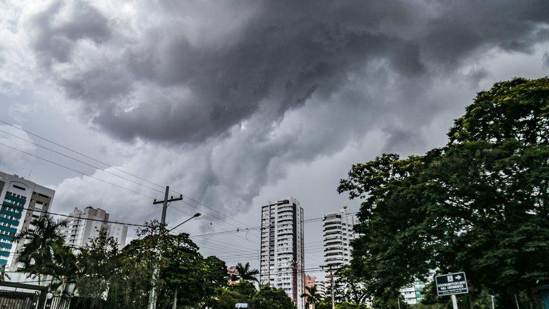 Inmet emite alerta de chuvas intensas em 71 municípios de MS Inmet emite alerta de chuvas intensas em 71 municípios de MS