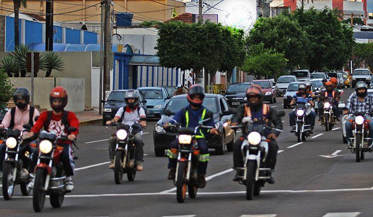 Motociclistas podem receber anistia de dívidas se pagarem IPVA e licenciamento deste ano