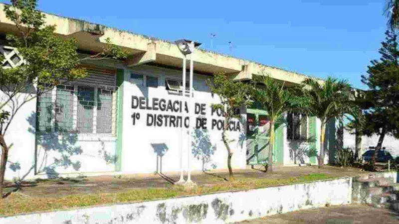 Mulher é socorrida por vizinhos após ex-marido ataca-la com facão