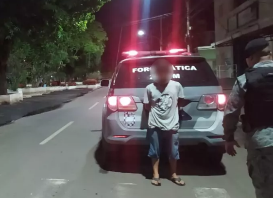 Suspeito da prática de furtos, homem é detido com alicate, facas e chaves de boca