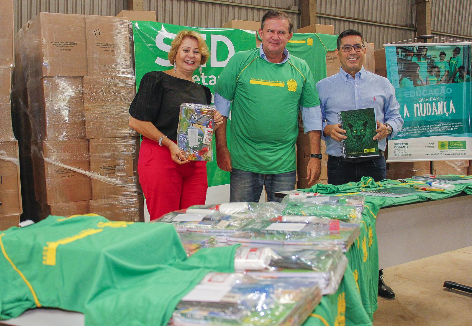 Com investimento de R$ 17,6 milhões, Governo do Estado entrega kits escolares