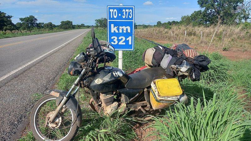 Quatro meses após a morte de mochileiro, namorada é liberada e pede ajuda para voltar para casa