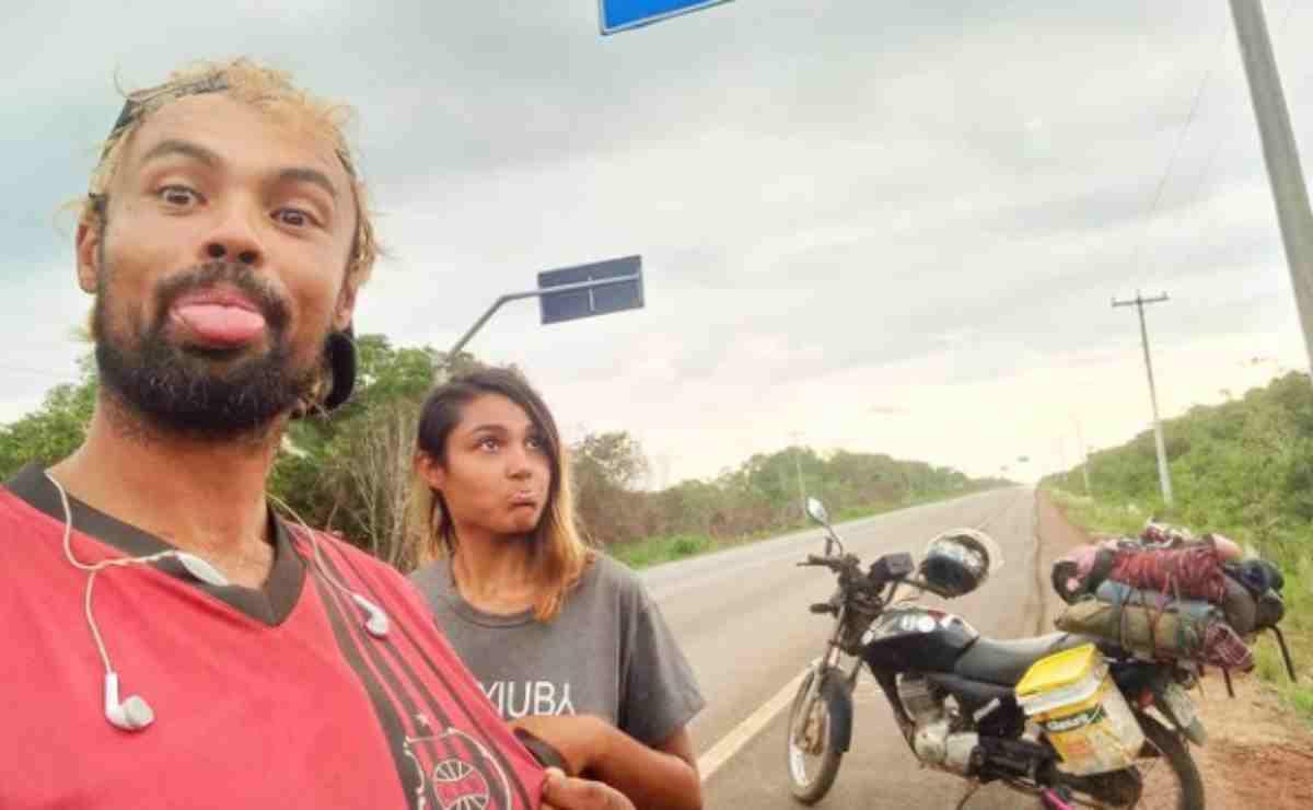 Quatro meses após a morte de mochileiro, namorada é liberada e pede ajuda para voltar para casa