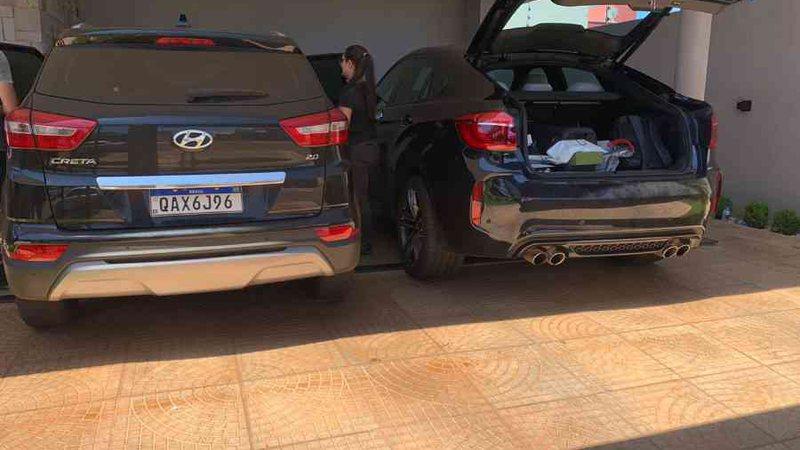 Casal que aplicava golpes pela internet é detido com BMW e máquina de contar dinheiro Casal que aplicava golpes pela internet é detido com BMW e máquina de contar dinheiro
