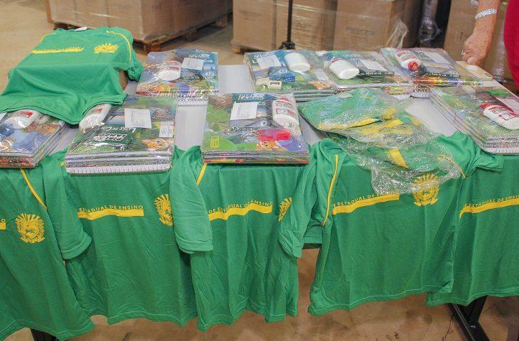 Com investimento de R$ 17,6 milhões, Governo do Estado entrega kits escolares