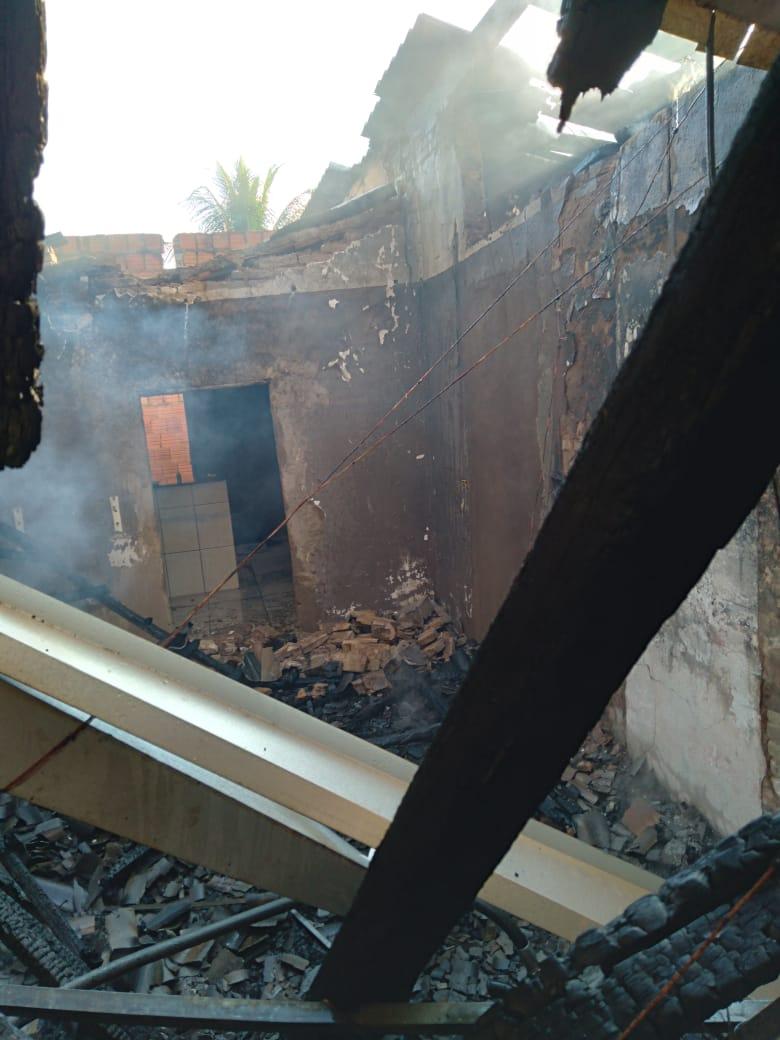 Residência é parcialmente destruída por incêndio na tarde desta quinta (10)