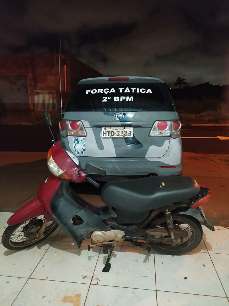 Força Tática encontra moto com pinos de cocaína abandonada em rua do Novo Oeste