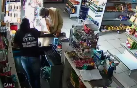 Idoso é surpreendido tentando furtar desodorantes em conveniência Idoso é surpreendido tentando furtar desodorantes em conveniência