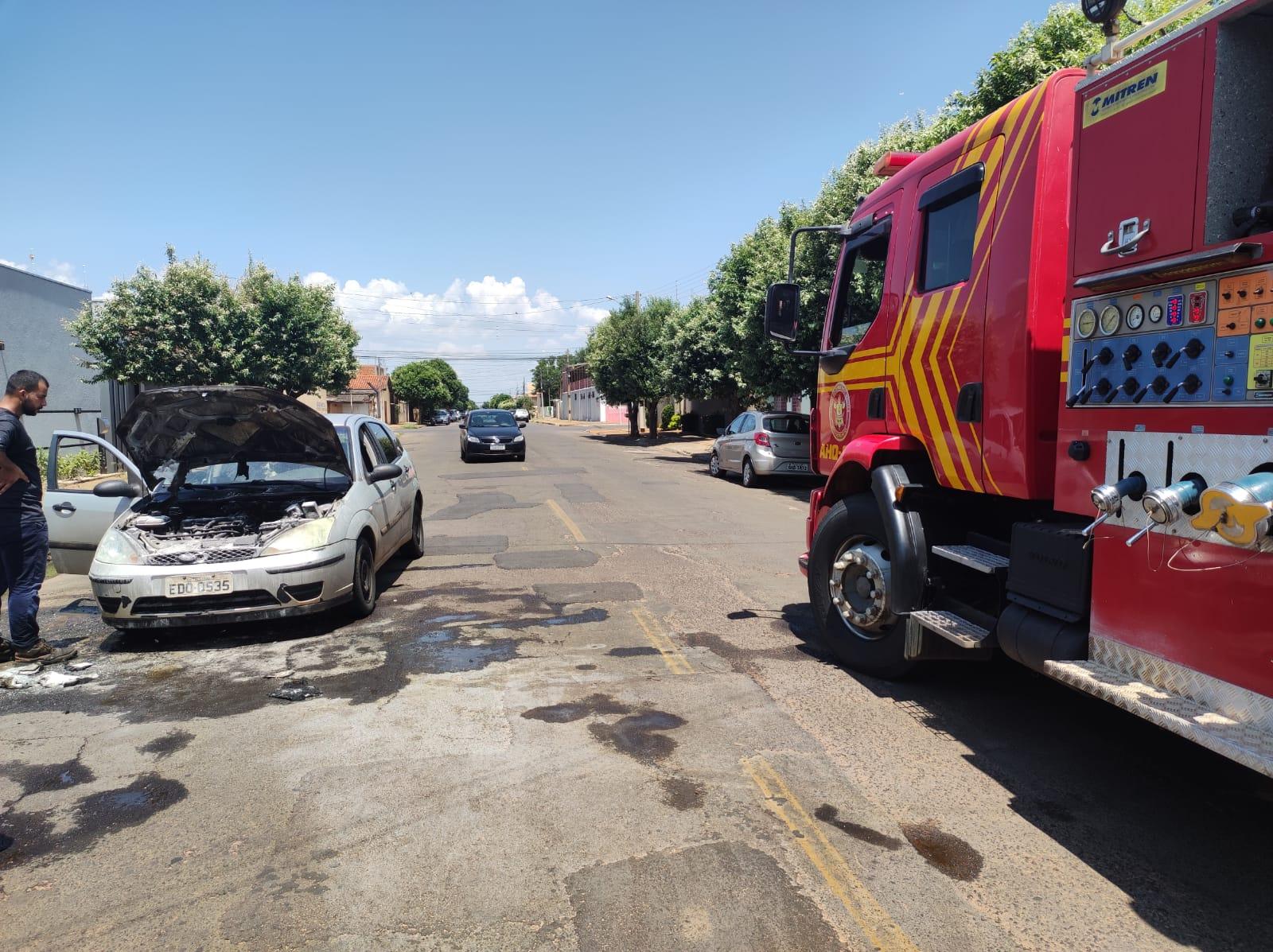 Incêndio em veículo é registrado na tarde desta segunda (14) Incêndio em veículo é registrado na tarde desta segunda (14)
