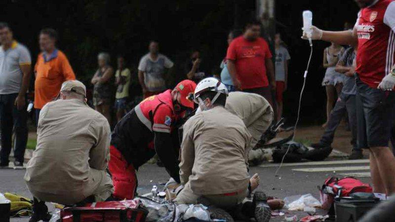 VÍDEO: Mulher de 57 anos morre após colisão de moto com caminhão em Campo Grande; filho é socorrido VÍDEO: Mulher de 57 anos morre após colisão de moto com caminhão em Campo Grande; filho é socorrido