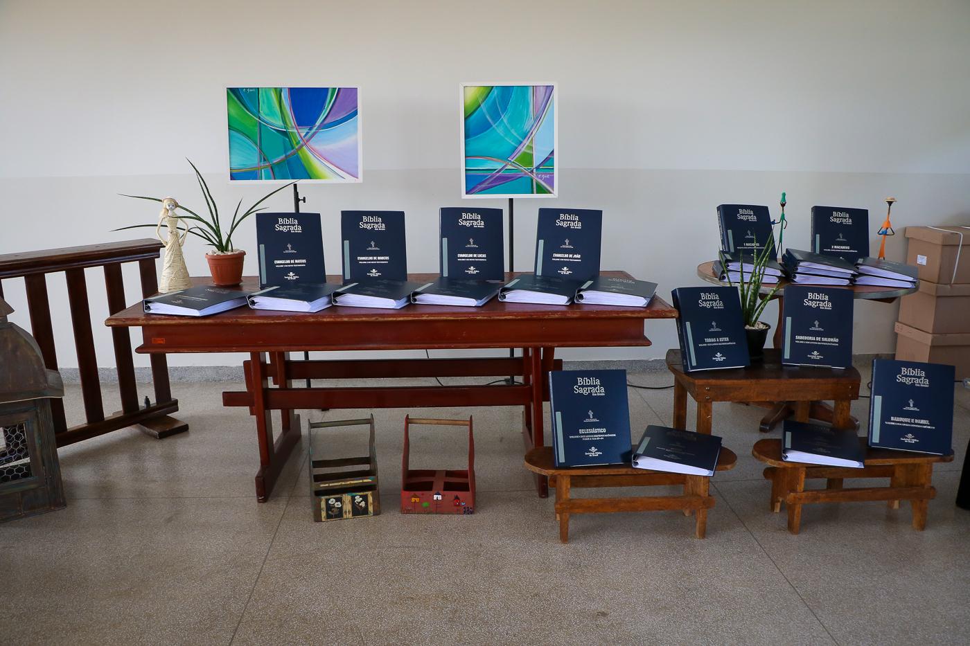 Acervo da Biblioteca Municipal recebe Bíblia escrita em braille