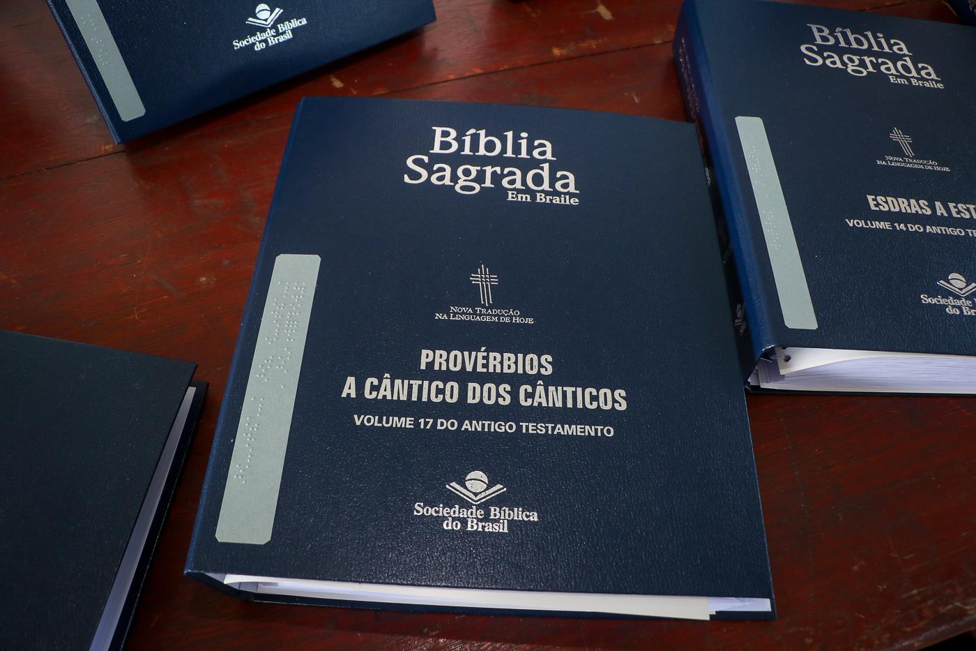 Acervo da Biblioteca Municipal recebe Bíblia escrita em braille
