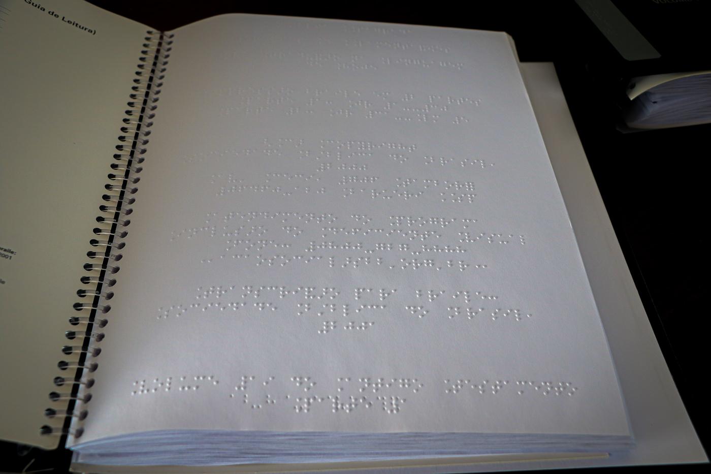Acervo da Biblioteca Municipal recebe Bíblia escrita em braille