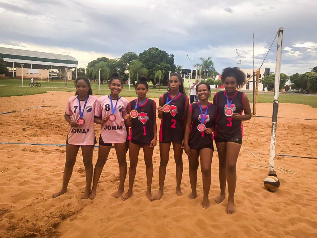 Com Escola Estadual LULOCA campeã em duas modalidades, SEJUVEL define vencedores dos JET’s de atletismo, vôlei de praia e tênis de mesa