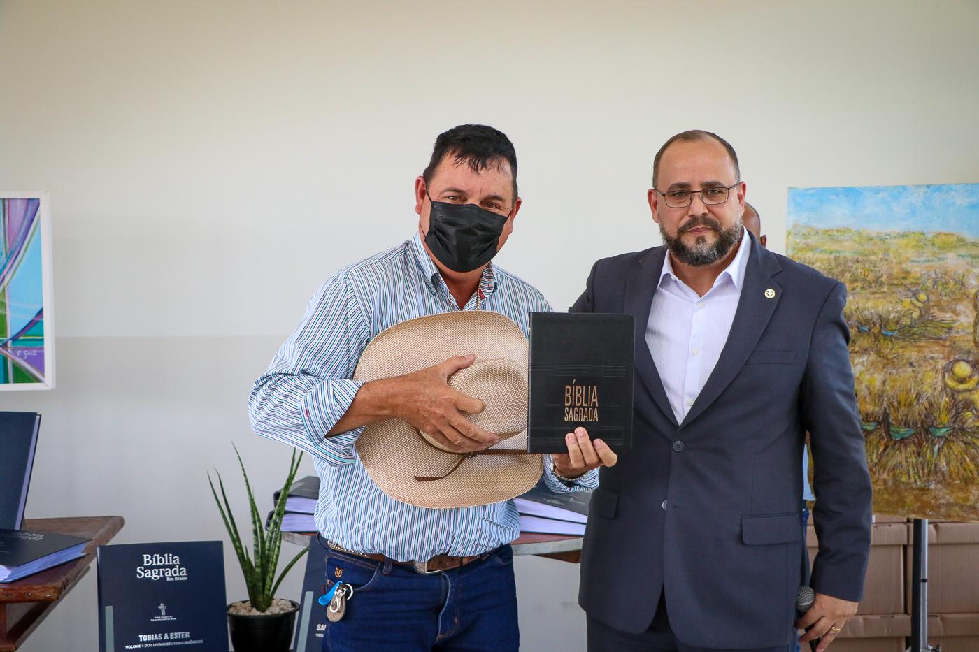 Acervo da Biblioteca Municipal recebe Bíblia escrita em braille Acervo da Biblioteca Municipal recebe Bíblia escrita em braille