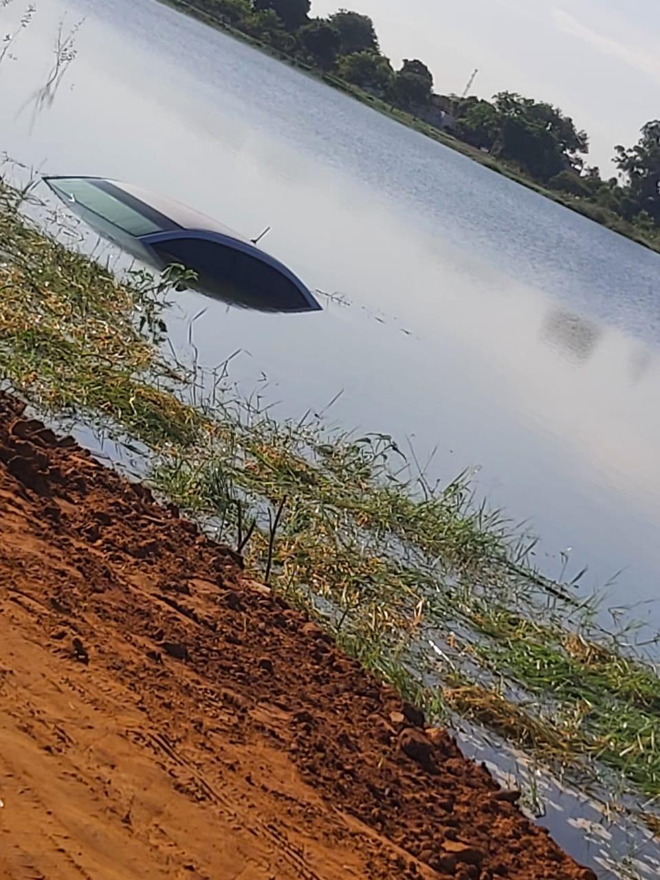 Após perder controle, carro vai parar dentro da Segunda Lagoa