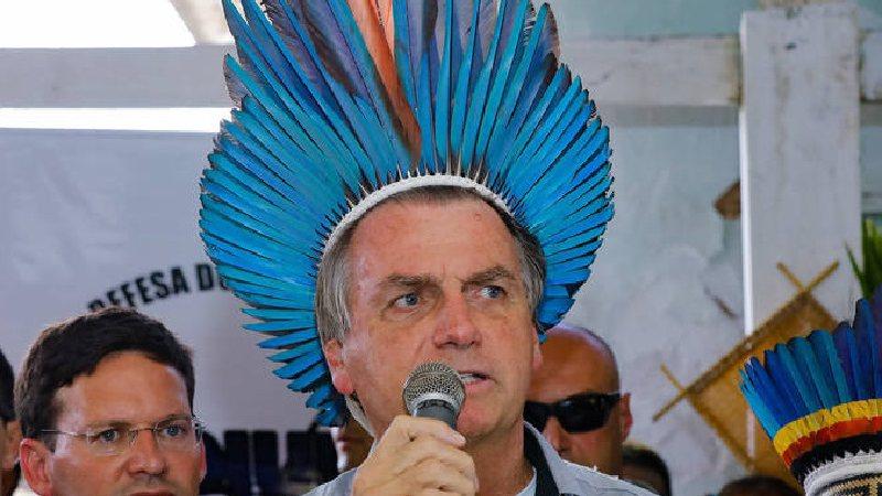 Bolsonaro ganha medalha do Bolsonaro ganha medalha do 'Mérito Indigenista' do ministro da Justiça