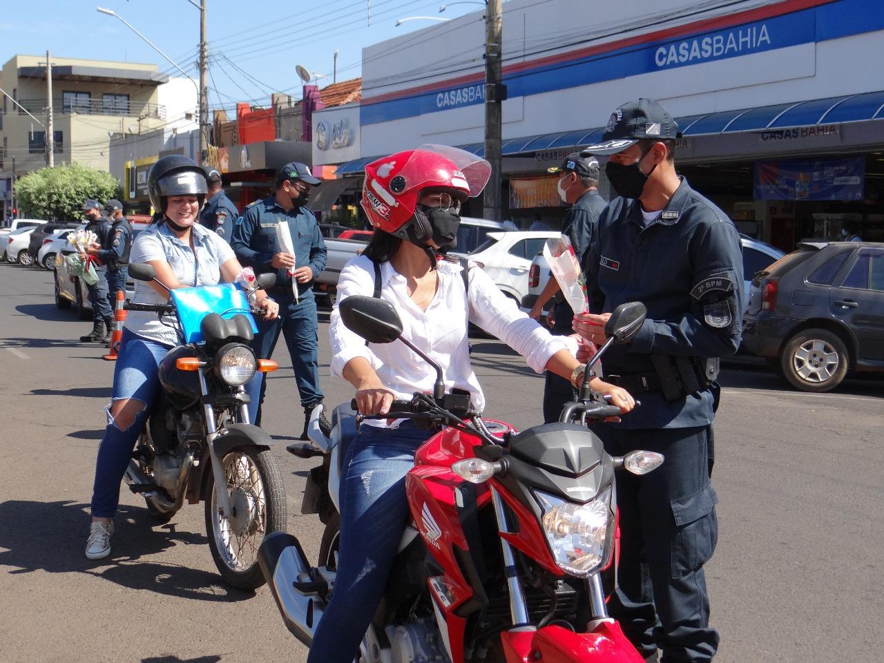 CPA-2 e 2º BPM realizam “blitz” em comemoração ao Dia Internacional da Mulher