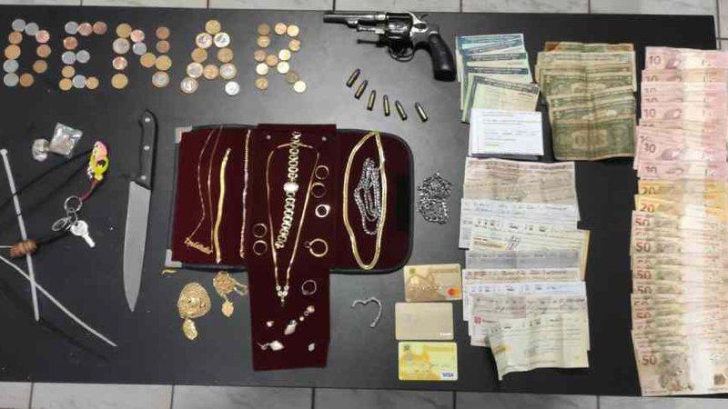 Dupla troca tiros com polícia após manter família refém durante roubo em MS