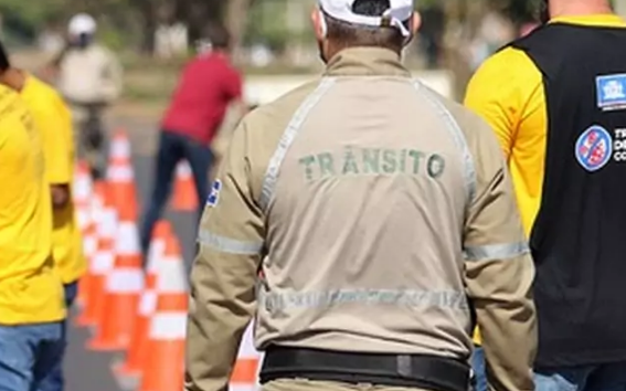 Estressado e com documento atrasado: homem ameaça agentes de trânsito após abordagem