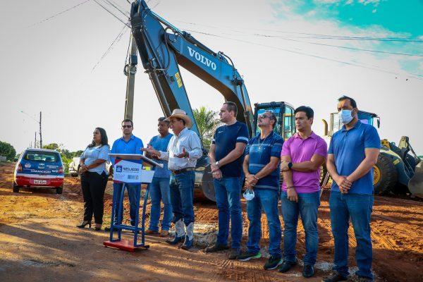 Guerreiro assina ordem de serviço para obras de drenagem e pavimentação no Paranapungá