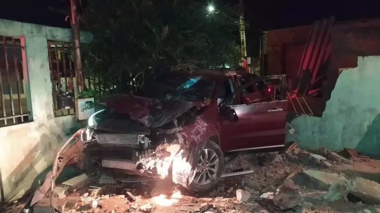 Motorista que bateu e derrubou muro enquanto fugia da PM é liberado com fiança de R$ 4 mil