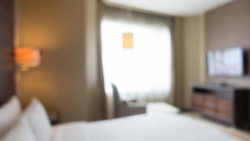 Namorada de policial atingida por tiro após discussão em motel passou por cirurgia