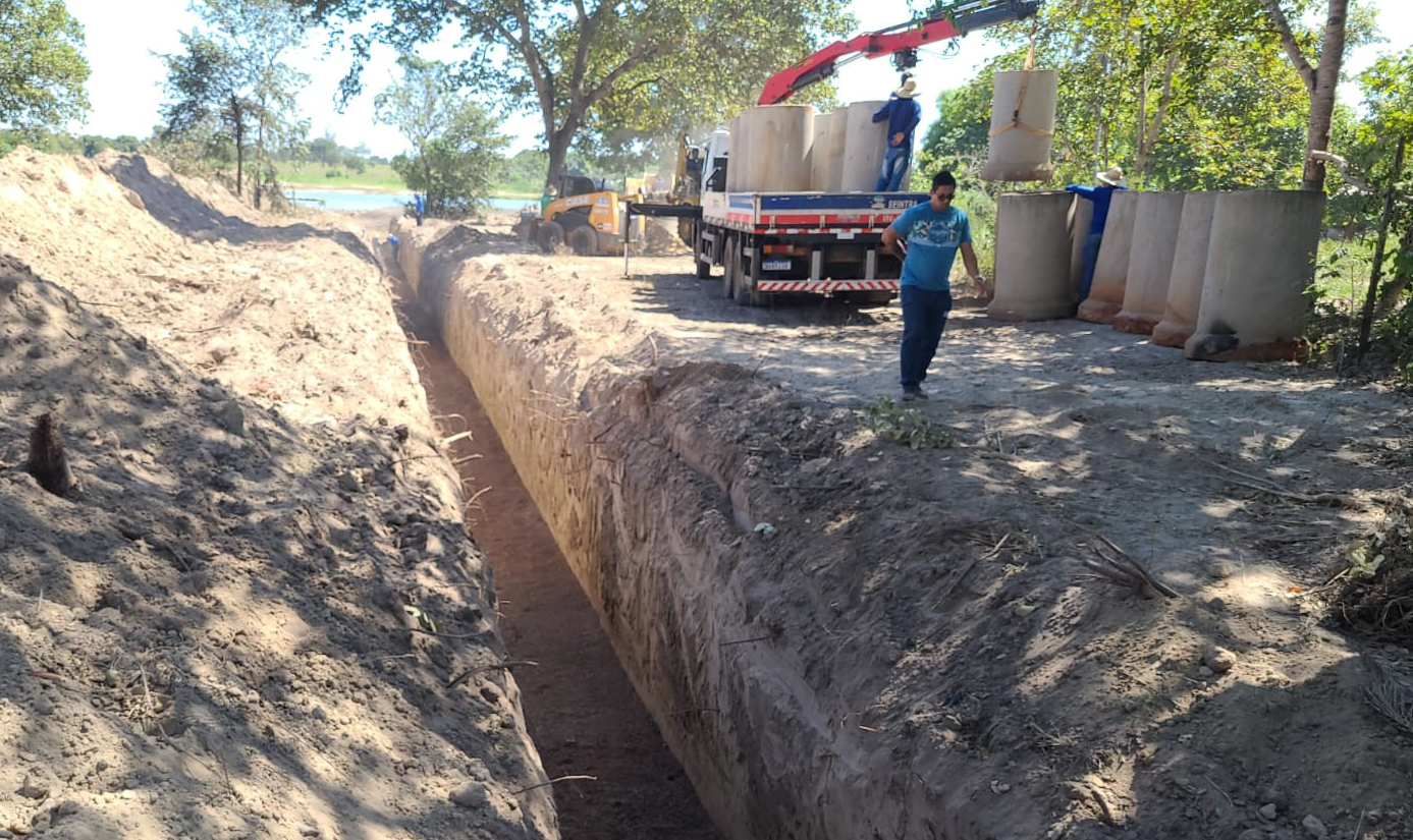 Para evitar seca e baixo nível de água, Prefeitura implanta canalização entre Primeira e Segunda Lagoa
