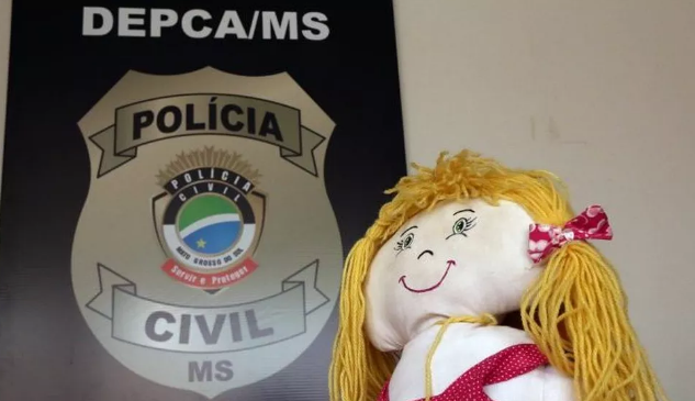 Polícia indicia pai que abraçou e beijou filha de 10 anos enquanto estava com Covid, em MS Polícia indicia pai que abraçou e beijou filha de 10 anos enquanto estava com Covid, em MS