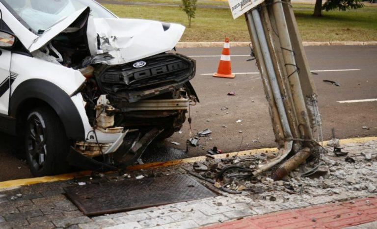 Presa por bater em poste na Afonso Pena e provocar acidente tem CNH suspensa