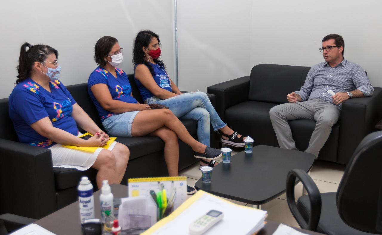Presidente da Câmara recebe representantes de famílias de autistas Presidente da Câmara recebe representantes de famílias de autistas
