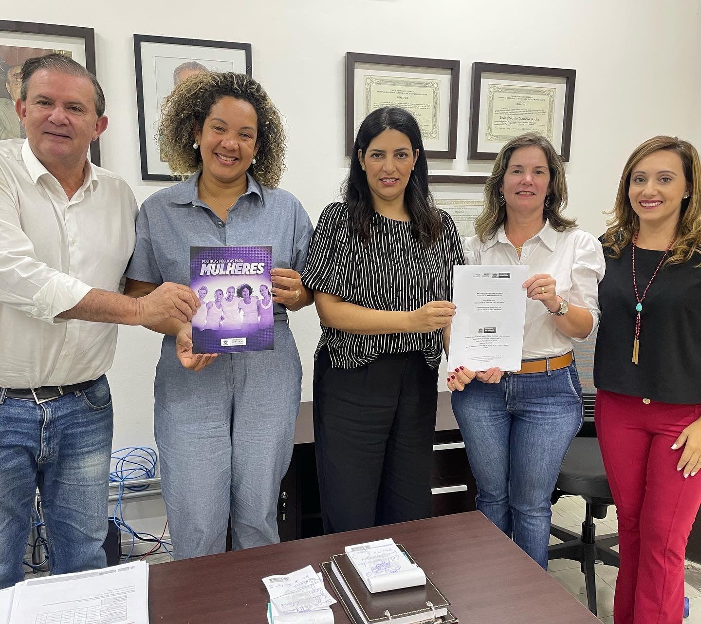 Primeira Dama e Secretária de Assistência Social discutem implantação de Coordenadoria Municipal de Políticas Públicas para Mulheres Primeira Dama e Secretária de Assistência Social discutem implantação de Coordenadoria Municipal de Políticas Públicas para Mulheres