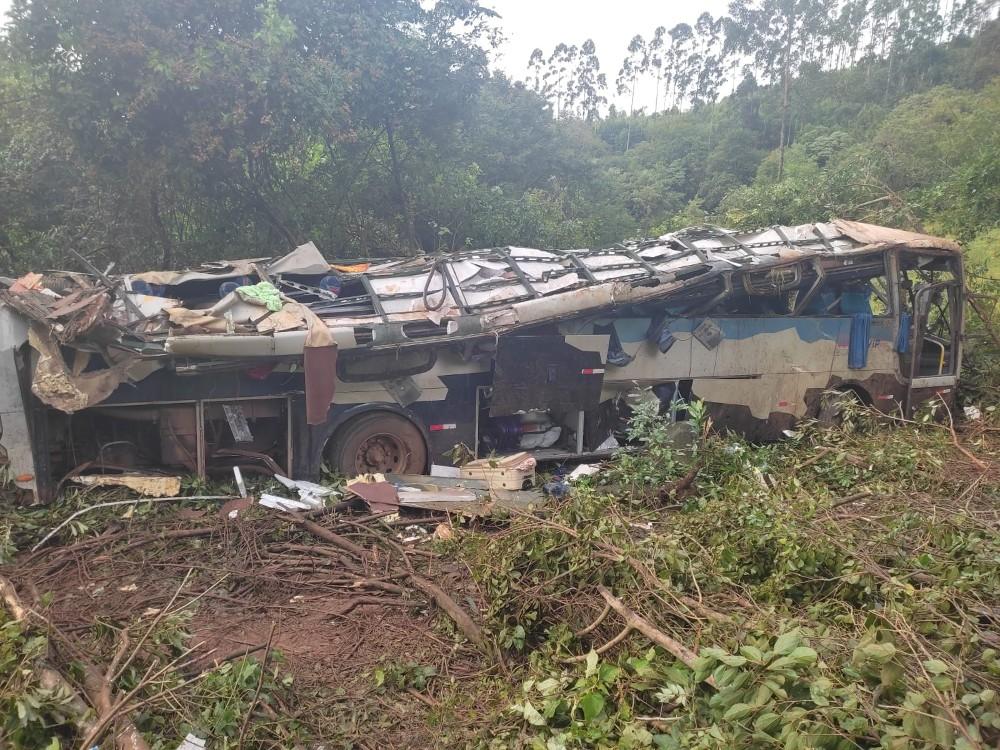 TRAGÉDIA NO PARANÁ: Aumenta para 11 as vítimas fatais de tombamento de ônibus com trabalhadores de Três Lagoas TRAGÉDIA NO PARANÁ: Aumenta para 11 as vítimas fatais de tombamento de ônibus com trabalhadores de Três Lagoas