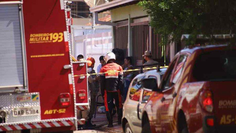 Trancada em casa, moradora é resgatada por vizinhos após incêndio no Aero Rancho Trancada em casa, moradora é resgatada por vizinhos após incêndio no Aero Rancho
