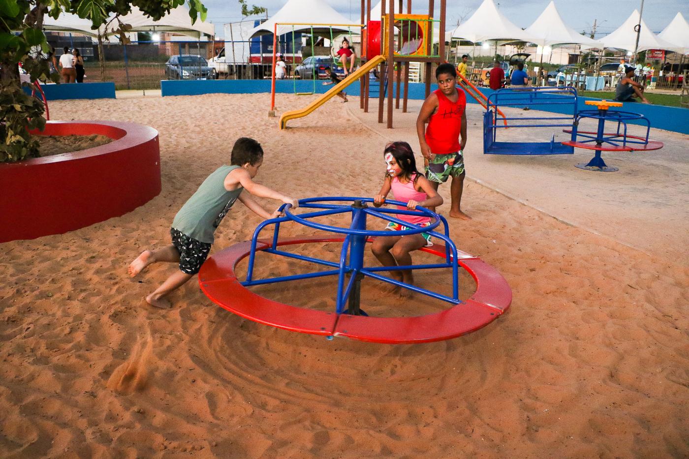 Projeto “Vida na Praça” reúne centenas de pessoas no bairro Nova Três Lagoas; confira as fotos