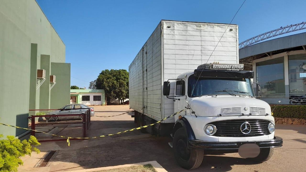Caminhoneiro é encontrado morto dentro da cabine em estacionamento de posto