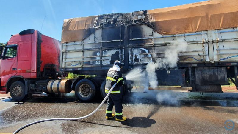 Carreta com carga de produtos de limpeza pega fogo na BR-163