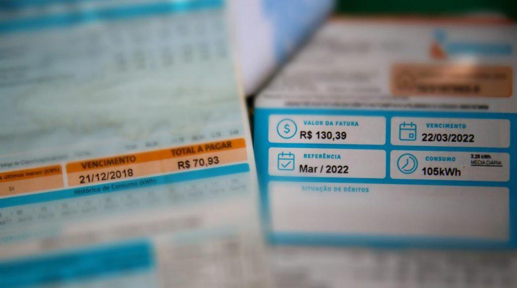Enquanto salário aumentou 26% em 5 anos, reajustes de energia podem somar 54% e consumidores reclamam: “um absurdo” Enquanto salário aumentou 26% em 5 anos, reajustes de energia podem somar 54% e consumidores reclamam: “um absurdo”